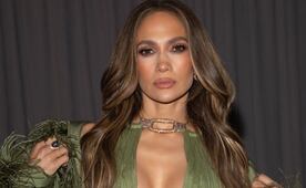 JLo deslumbra con vestido verde olivo y escote profundo 