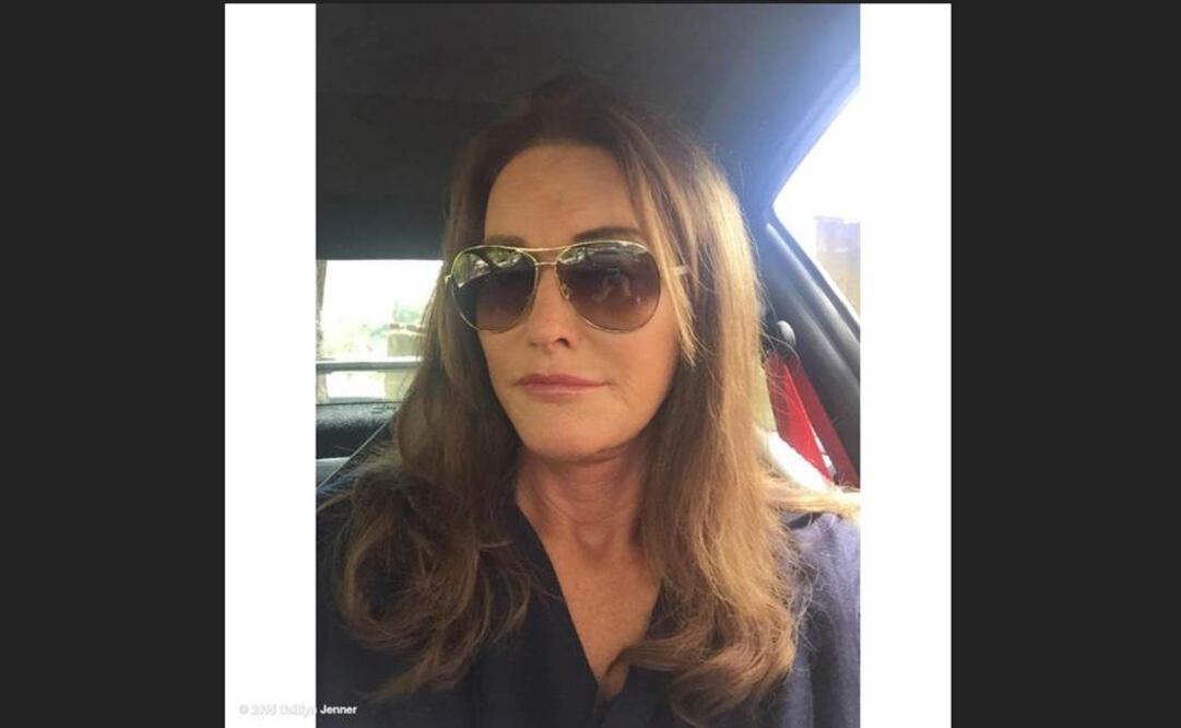 En la imagen, la protagonista del reality “I Am Cait” se encuentra en su vehículo, con unos lentes oscuros y el cabello suelto. FOTO: Twitter Caitlyn Jenner