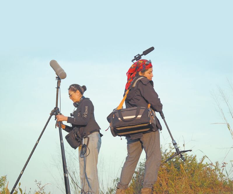 La cineasta Sandra Luz López Barroso junto con la sonidista Isis Puente, durante el rodaje de la película El compromiso de las sombras. La cinta se estrenaría el próximo sábado 21 de marzo como parte de la gira de documentales Ambulante. Fotos: CORTESÍA