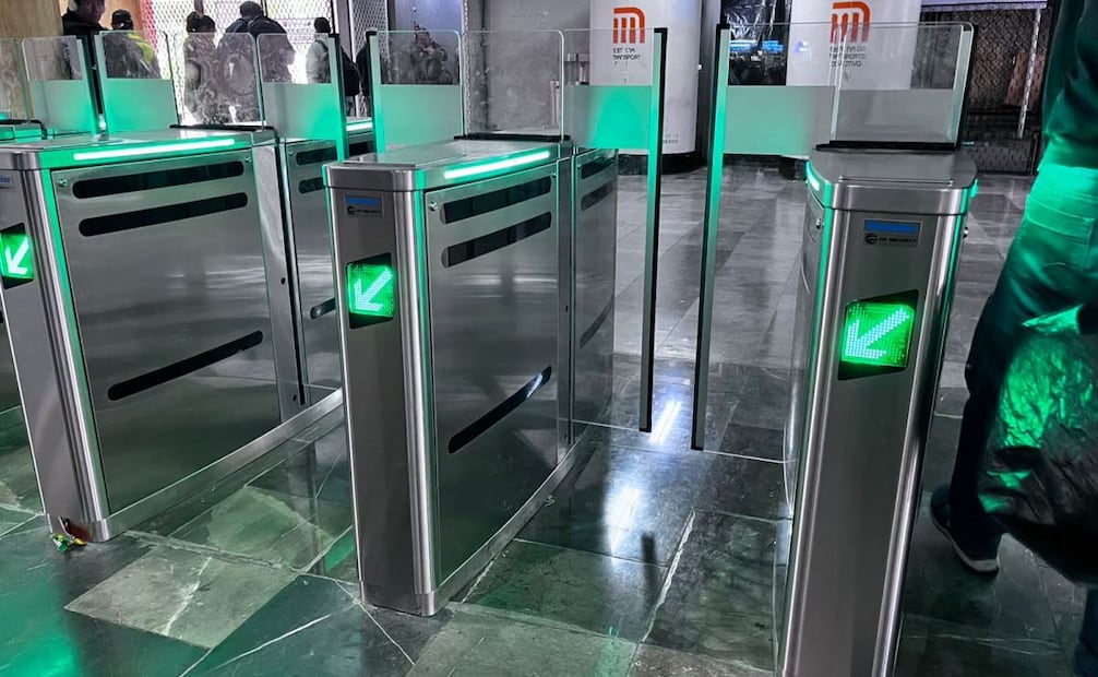 Los nuevos torniquetes de la estación Tasqueña son de cristal (30/11/2025). Foto: Especial