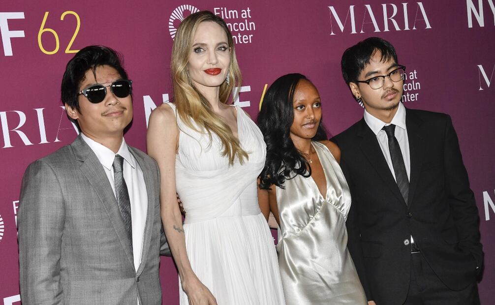 Pax Jolie-Pitt (izquierda), Angelina Jolie, Zahara Jolie y Maddox Jolie-Pitt asisten al estreno de "María" durante el 62º Festival de Cine de Nueva York. Foto: Evan Agostini/Invision/AP.