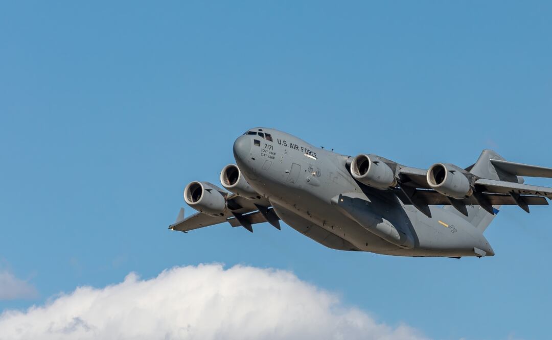 Desde el pasado verano, el Pentágono mantiene un enorme despliegue militar en aguas del Caribe para destruir lanchas que según el gobierno transportan droga. Imagen ilustrativa de un avión militar EU. Foto: Unsplash