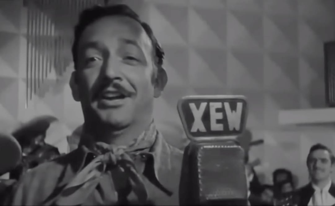 Jorge Negrete canta "México lindo y querido" en la película "Siempre tuya".
