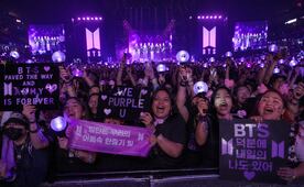 ARMYS causan revuelo en el Zócalo tras visita de BTS; ¿cómo surgió este grupo de fans y qué significa el nombre?