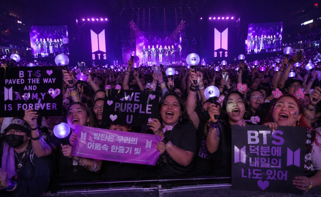 Grupo de fanáticos ARMY, mostraron su apoyo a BTS este miércoles en la plancha del Zócalo de CDMX. Foto: Imagen generada con IA