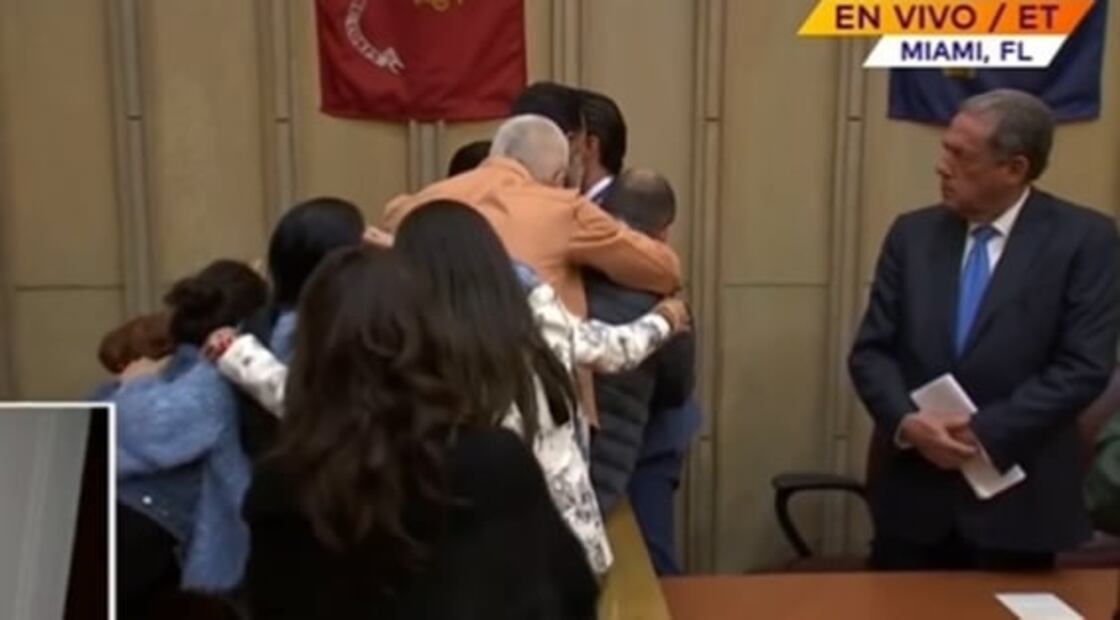 Con abrazos despiden a Pablo Lyle tras ser declarado culpable por homicidio involuntario