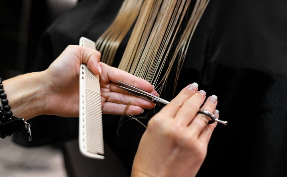 Se cree que cortarse el cabello conforme las fases lunares ayuda a su crecimiento. Foto: Freepik