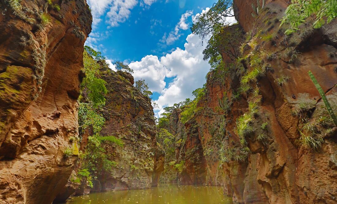 Los canales de la presa de Malpaso parecen espectaculares laberintos de roca. (Foto: Sergio Tapia. El Universal)