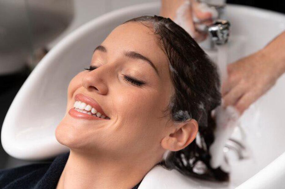 Lavarse el cabello solo una vez por semana podría no ser la mejor idea. Fuente: Freepik.