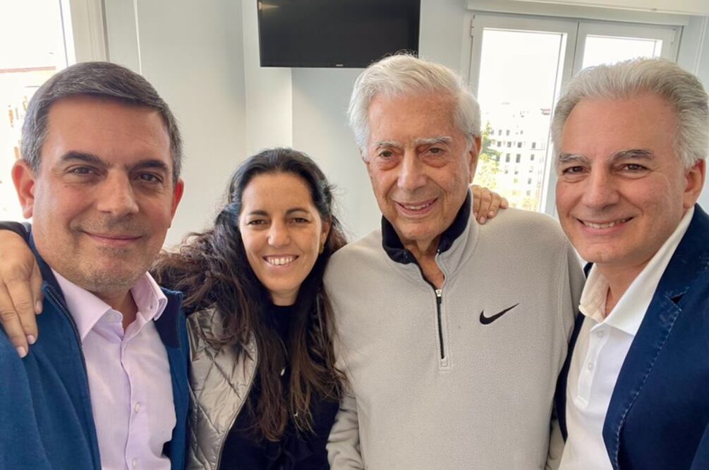 Los hermanos Vargas Llosa, junto con su padre, el ganador del Premio Nobel de Literatura. Foto: Tomada de la cuenta de Twitter de Morgana Vargas Llosa
