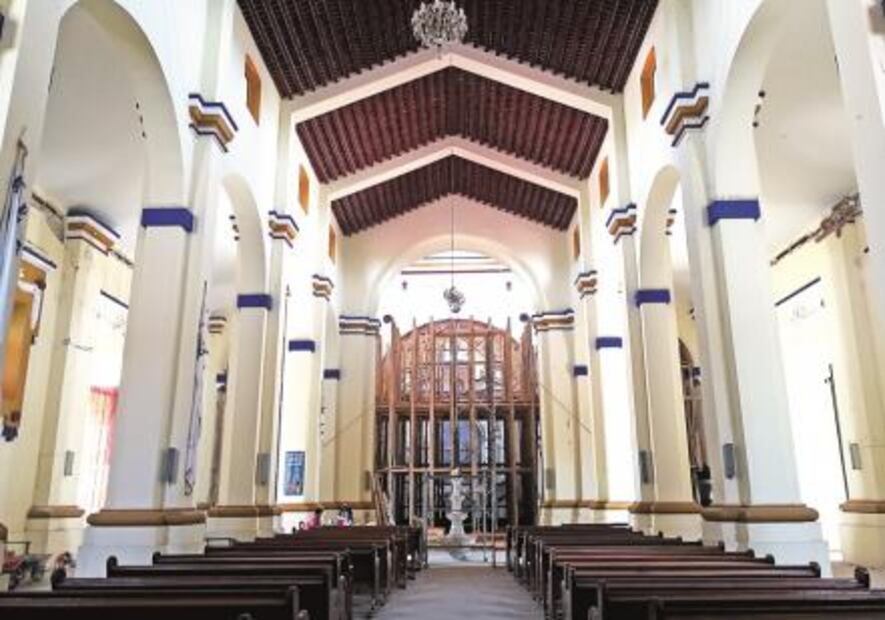 Entre vidrios rotos, muros cuarteados y andamios, feligreses de Oaxaca acuden a iglesias dañadas por el sismo de febrero