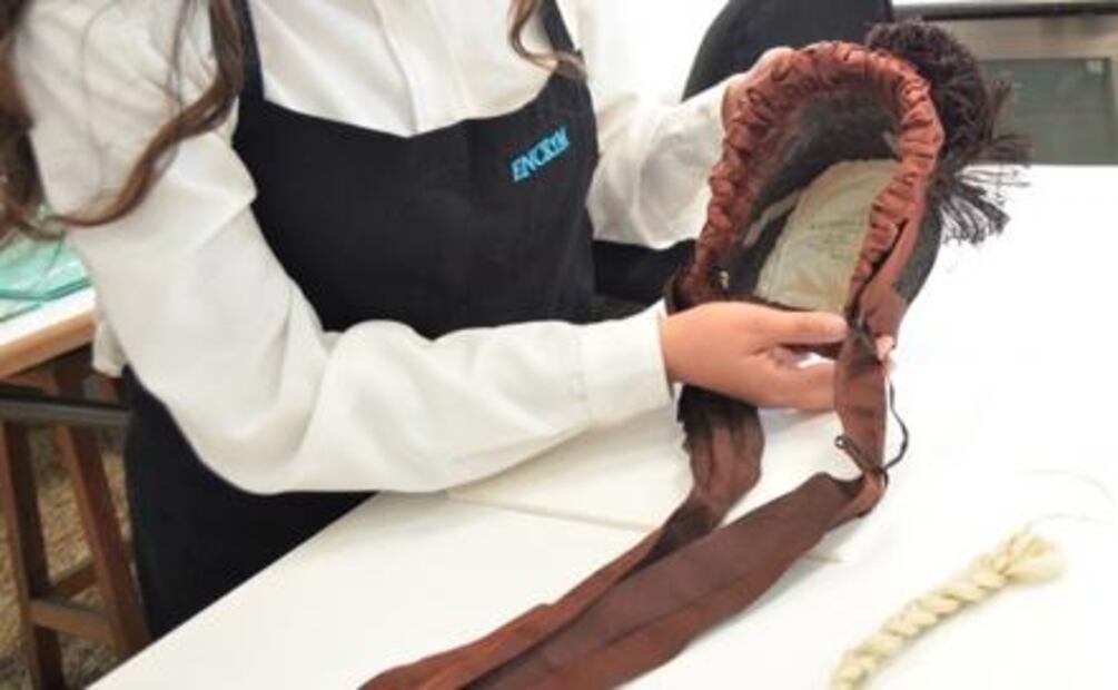 Restauran tocados y un vestido de los siglos XIX y XX