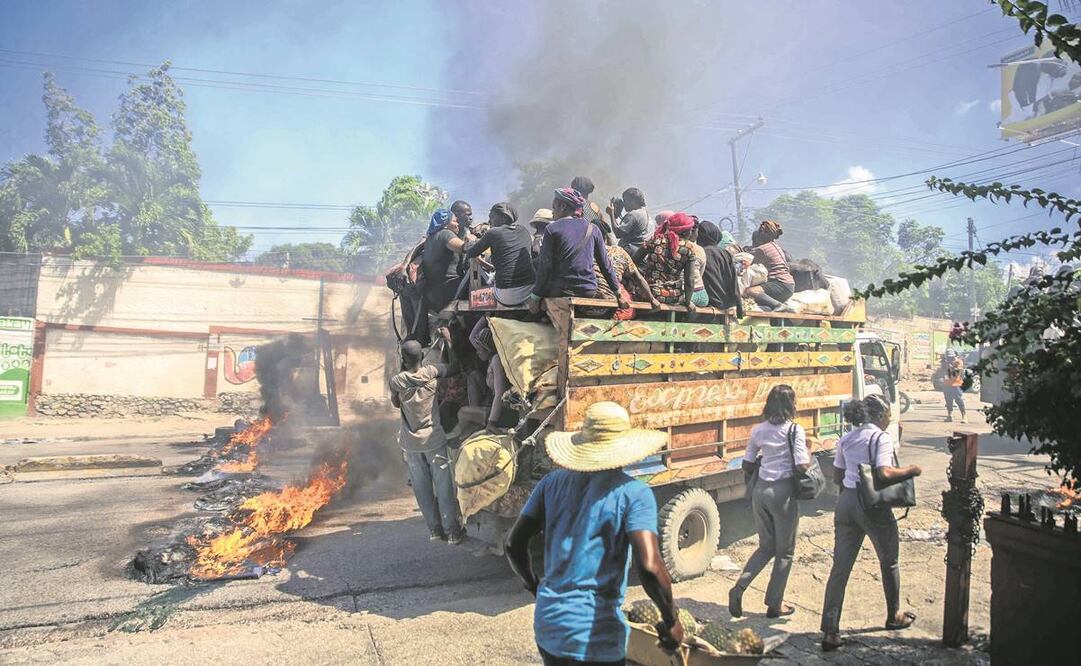 Grupos de taxistas protestaron ayer en Puerto Príncipe por la escasez de combustible en el país. Foto: Richard Pierrin/ AFP.