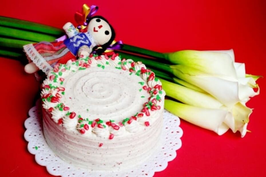 Crean el pastel de chile en nogada, un postre de temporada 