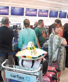 Ven golpe a turismo foráneo por alza en cuotas migratorias