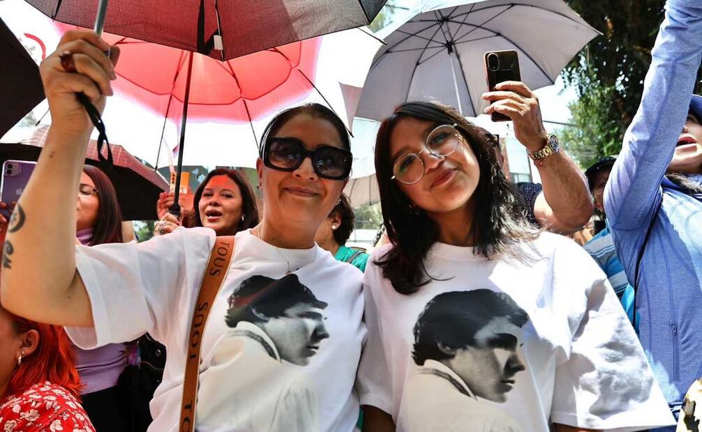 Homenaje al cantante José José en su monumento en el parque de la China de la colonia claveria. Foto: Berenice Fregoso / EL UNIVERSAL