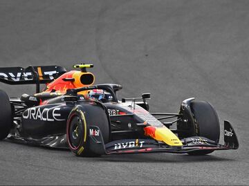 Checo Pérez tercero en Abu Dhabi, Leclerc fue segundo en el campeonato; Max Verstappen ganó la carrera