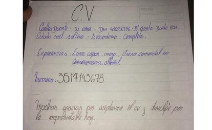 Joven argentino busca empleo con currículum escrito a mano y se vuelve viral