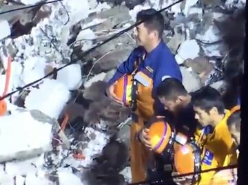 Rescatistas japoneses rinden homenaje a víctima del sismo