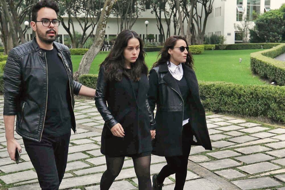 Zuria y Marimar Vega acompañaron todo el tiempo el cuerpo de su papá, Gonzalo Vega; también hablaron con la prensa. (FOTO: FERNANDO RAMIREZ. EL UNIVERSAL)