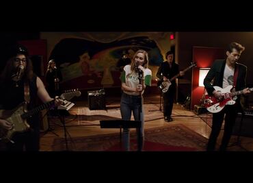 Miley Cyrus y el hijo de John Lennon lanzan canción navideña