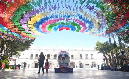 Con tapete aéreo multicolor y calaveras, celebran Día de Muertos en el puerto de Veracruz