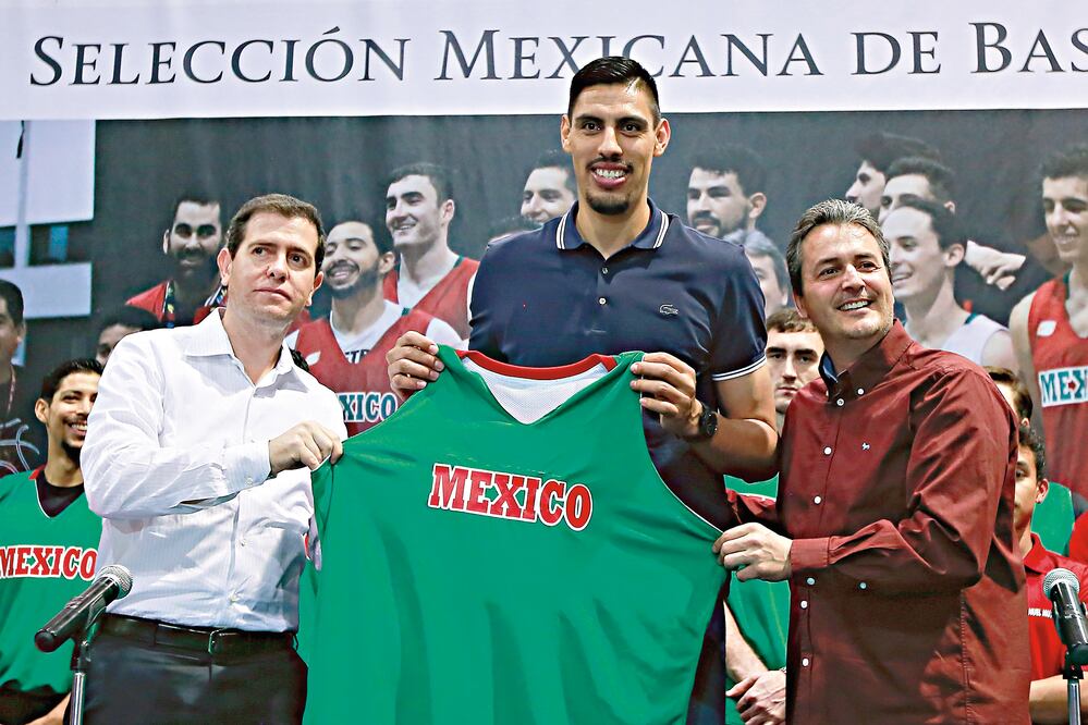 El nayarita fue flanqueado por Alfredo Castillo y Sergio Valdeolmillos, al informar que integrará la quinteta para el Preolímpico   Foto: Imago7