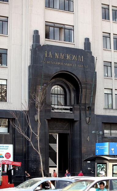 La fachada del edificio La Nacional, visto desde la Alameda Central, tiene su característico color negro por ser un color natural del granito. Archivo EL UNIVERSAL.