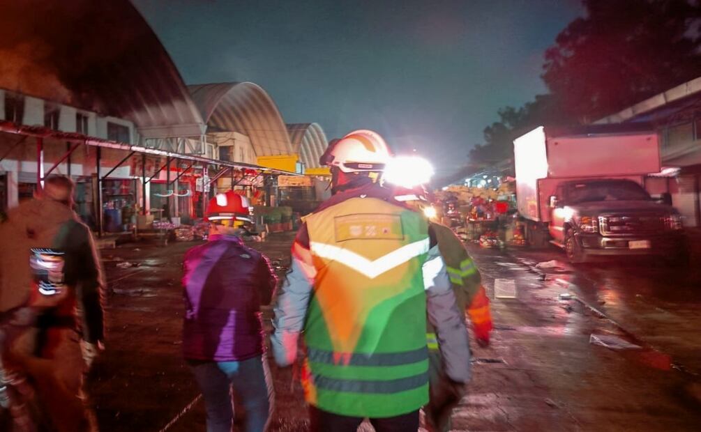 Incendio en la Central de Abastos; cinco bodegas calcinadas y un bombero herido. Foto: Secretaria de Gestión Integral de Riesgos y Protección Civil