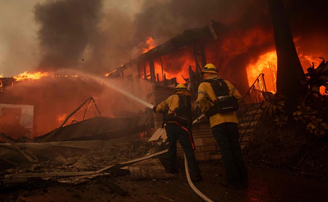 Un incendio forestal en Pacific Palisades, un suburbio de Los Ángeles, ha arrasado más de 80 hectáreas, destruyendo casas y obligando a evacuaciones. (07/01/25) Foto: AFP