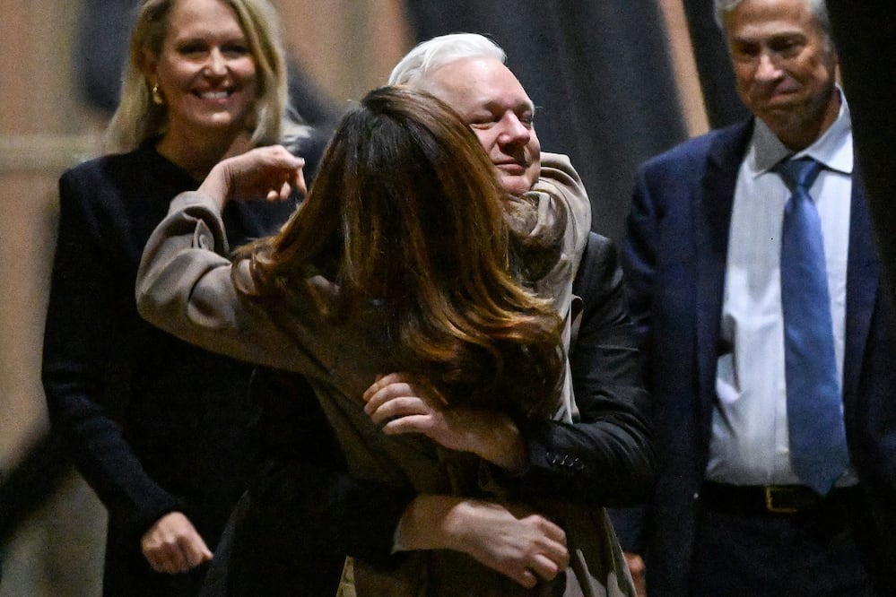 El fundador de WikiLeaks, Julian Assange abraza a su esposa Stella Assange,tras llegar al aeropuerto de Canberra, en Australia, después de declararse culpable ante un tribunal estadounidense en Saipán de un único cargo de conspiración para obtener y difundir información de defensa nacional estadounidense. FOTO: WILLIAM WEST. AFP