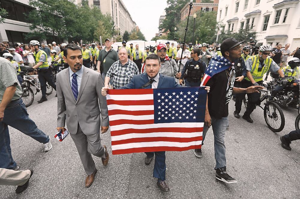 El líder nacionalista Jason Kessler participa en un mitin que marca el primer aniversario de las protestas de Charlottesville, en Washington. (JIM URQUHART. REUTERS)