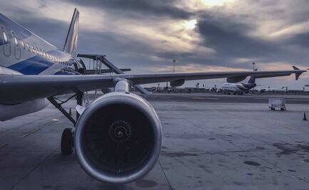 Reportan retraso en vuelos de Cancún a EU por falla en el sistema de información área 