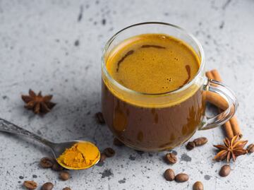 Para qué sirve tomar café con cúrcuma