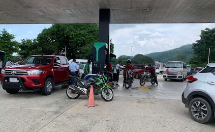 Reportan desabasto de gasolina en regiones de Tapachula por incumplir con pagos; jubilados se manifiestan contra Pemex