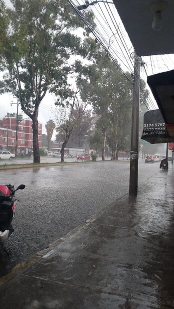 El agua ha rebasado el nivel de banqueta, a la altura de la Unidad FOVISSTE. (Foto: especial)