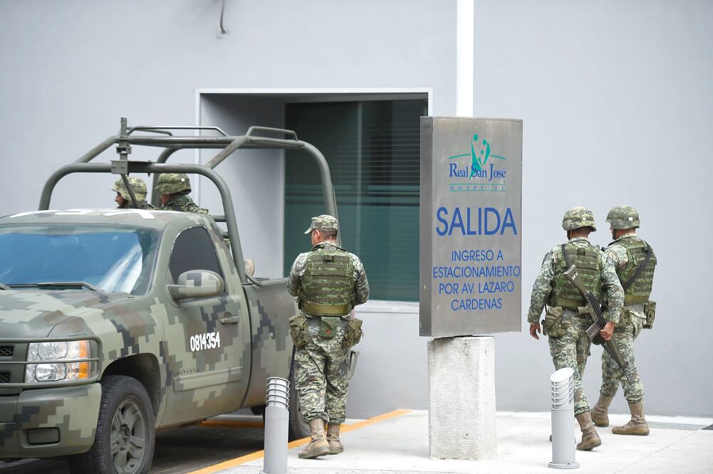 Soldados vigilaron el domingo el hospital San José, en Zapopan, Jalisco, en donde fue internado Elvis González Valencia, integrante de 'Los Cuinis' (ARCHIVO. EL UNIVERSAL)