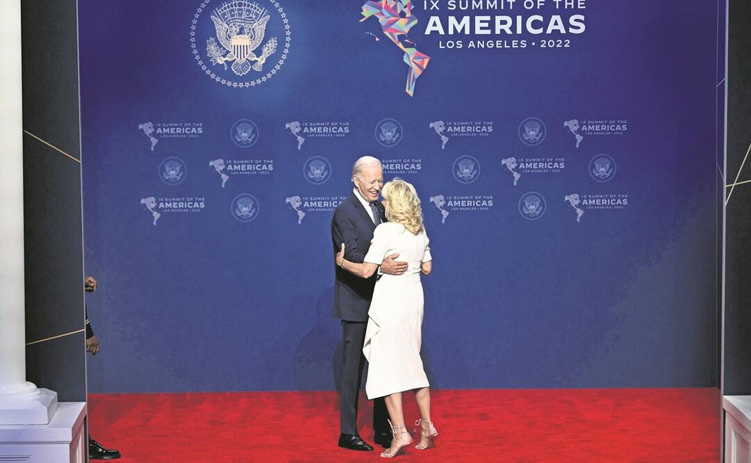 El presidente de Estados Unidos, Joe Biden, y la primera dama, Jill Biden, bailan entre las llegadas de los asistentes a la IX Cumbre de las Américas en el Centro de Convenciones de Los Ángeles en California.
