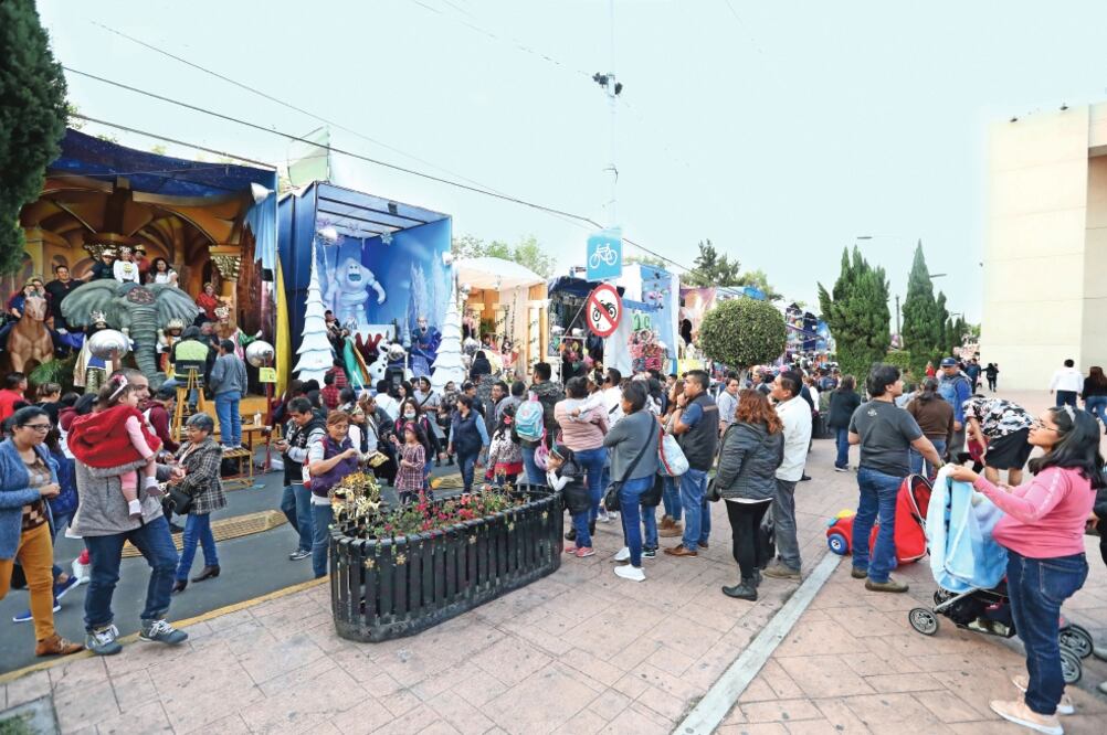 En las inmediaciones de la alcaldía de Cuauhtémoc también hay juegos mecánicos, puestos de antojitos mexicanos y juguetes. Foto: BERENICE FREGOSO. EL UNIVERSAL