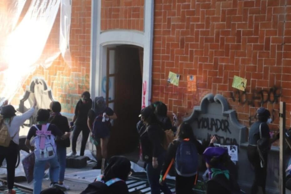 No sirvió el emplayado: Reportan daños irreparables en palacio de gobierno de Tlaxcala tras marcha 8M