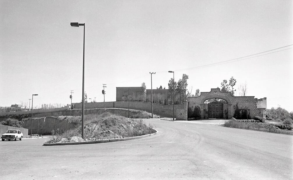 Entrada de la propiedad de la “Colina del Perro”, en Cuajimalpa. La familia López Portillo ahí tenía algunas mansiones, rodeadas de seguridad. Foto: Vicente Arteaga/Archivo EL UNIVERSAL.