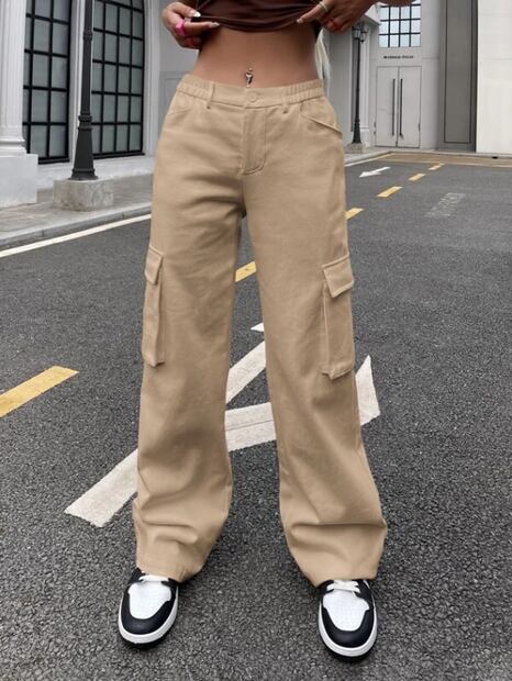 Ángela Aguilar muestra su ropa interior con pantalones cargo