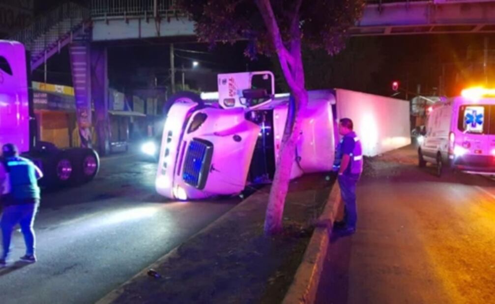 Vuelca tráiler en Tlalnepantla e impide paso hacia la CDMX 