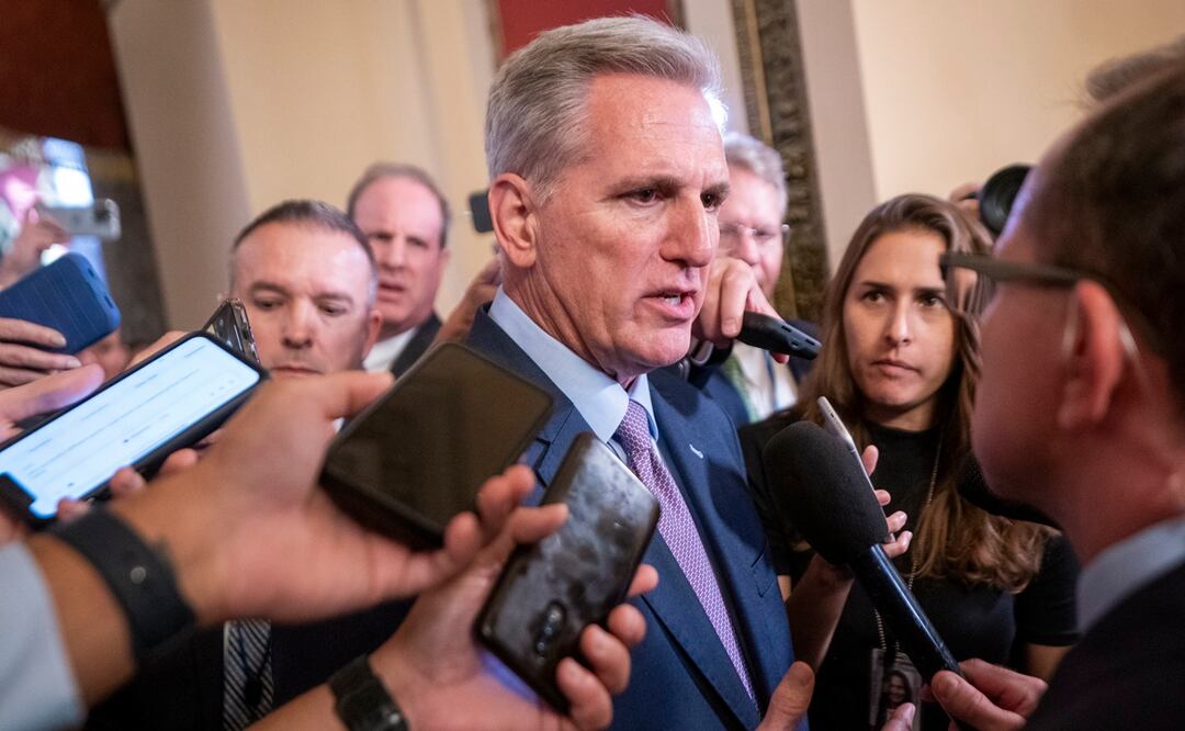 El presidente de la Cámara Kevin McCarthy responde a una pregunta de los medios de comunicación mientras camina hacia el piso de la Cámara en el Capitolio de los Estados Unidos en Washington, DC, EE.UU. Foto: EFE