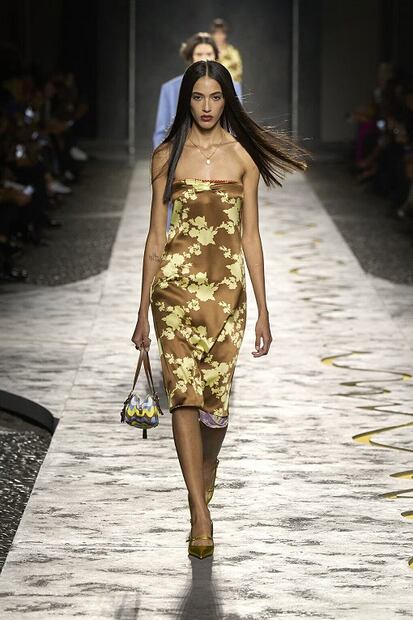 Flores en la colección de primavera de Versace. Foto: Especial
