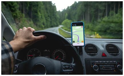 Multa por usar aplicaciones de navegación en tu celular mientras manejas