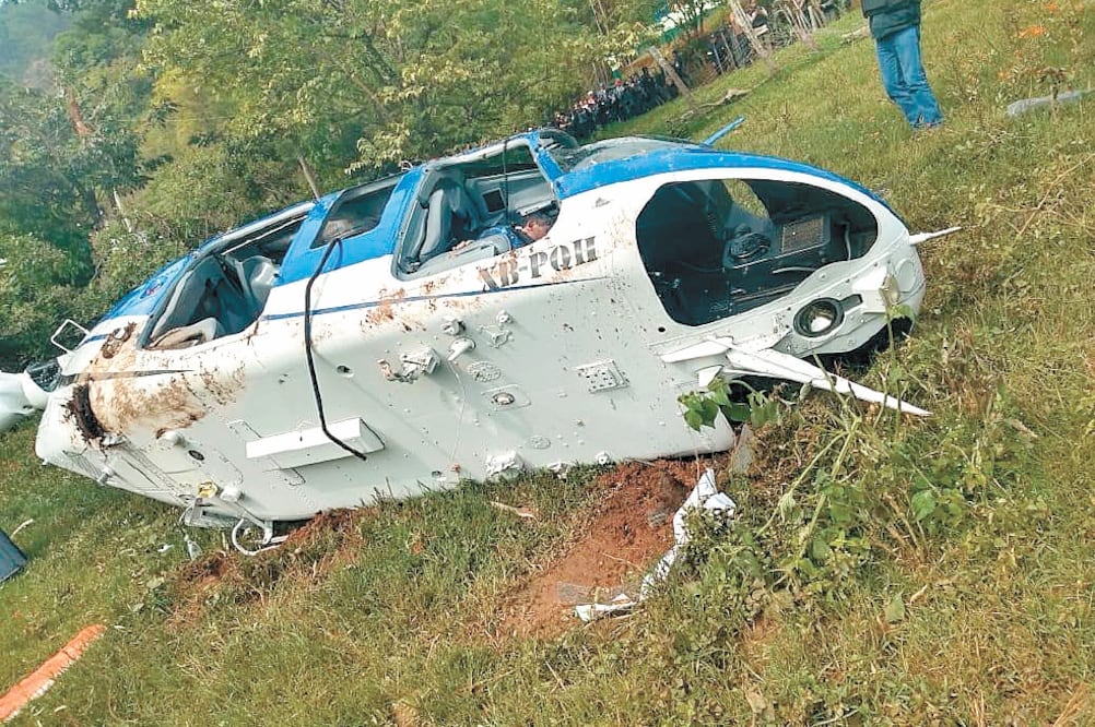 De acuerdo con los datos recabados por las autoridades mexiquenses, el hombre que falleció se encontraba en el asiento del piloto. Foto/ESPECIAL