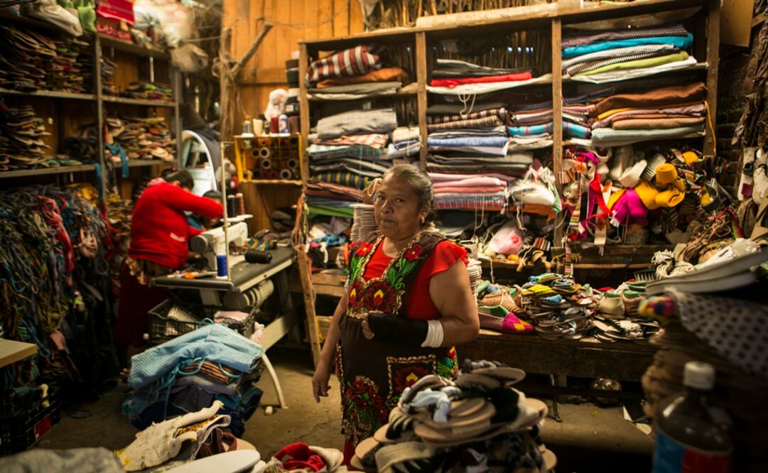 Con 35 años de experiencia, el grupo de trabajo está conformado principalmente por mujeres, quienes han expuesto sus creaciones en ferias de México y ganaron la oportunidad de mostrar sus diseños en otros países.