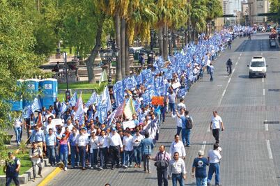 Panistas marchan contra fallo de órgano electoral en Nuevo León