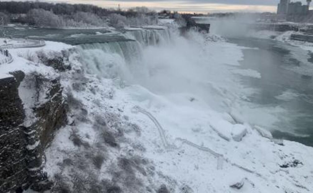 Tormenta invernal en EU congela cataratas del Niágara